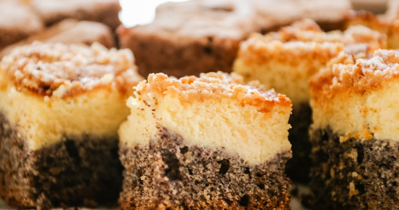 2 in 1 Christmas cake with crispy crumble. One baking tray is not enough