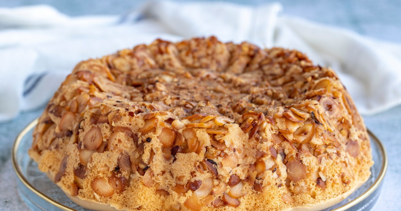 Beautiful cake with nuts. This is a guarantee of good taste on the holiday table