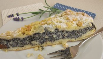 Cheesecake with poppy seeds is the perfect combination of flavors. It will be just in time for the holidays