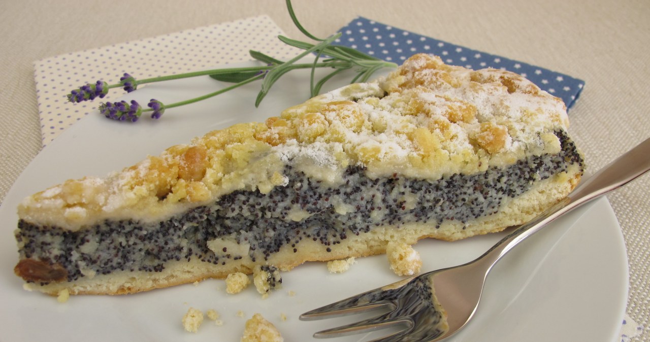 Cheesecake with poppy seeds is the perfect combination of flavors. It will be just in time for the holidays