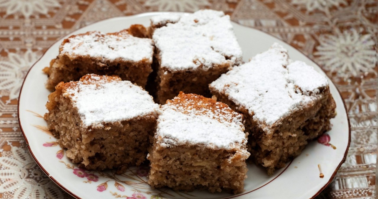 A simple cinnamon cake for Friday. Make it for an afternoon tea with coffee