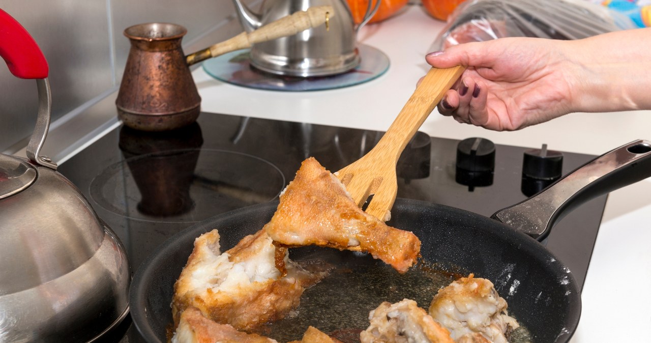 Cut and place in the pan. The smell of fried fish will disappear quickly