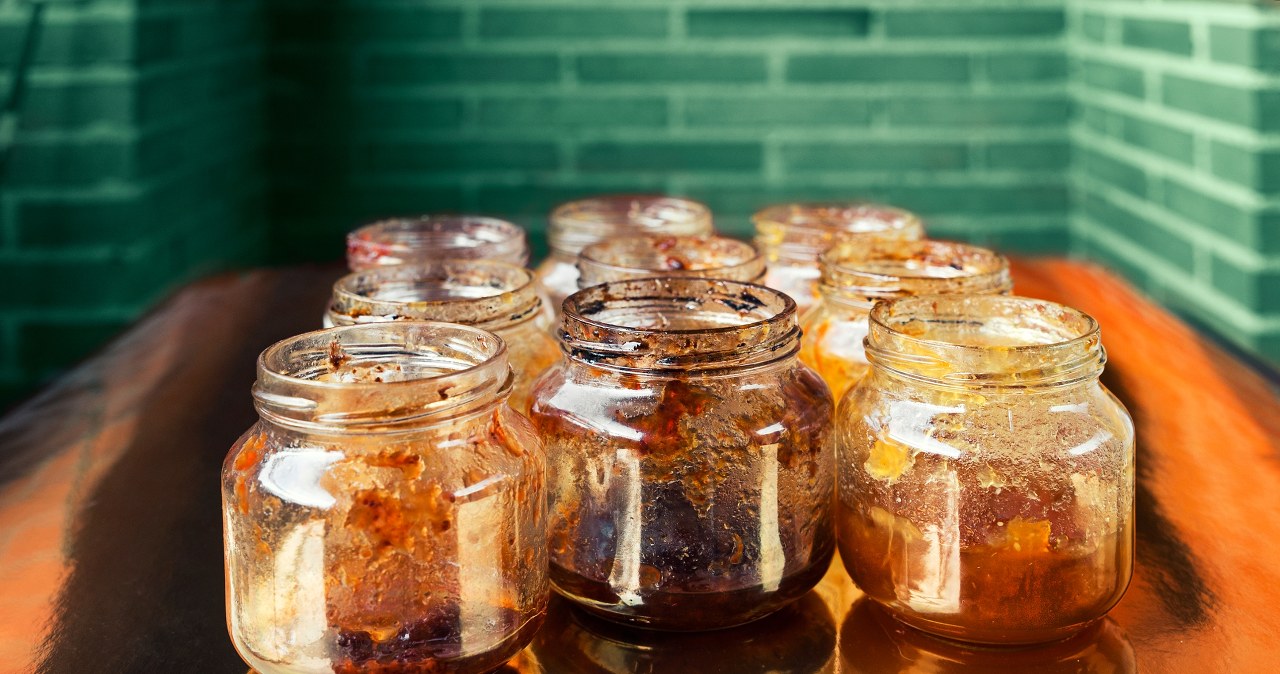 Where to throw away the jar of preserves? Certainly not for a glass container