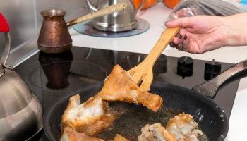 Just place it in the pan next to the fish. The problem of unpleasant smell when frying will end