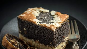 The best poppy seed cake on shortcrust pastry. You can make it quickly and it will quickly disappear from the Christmas table