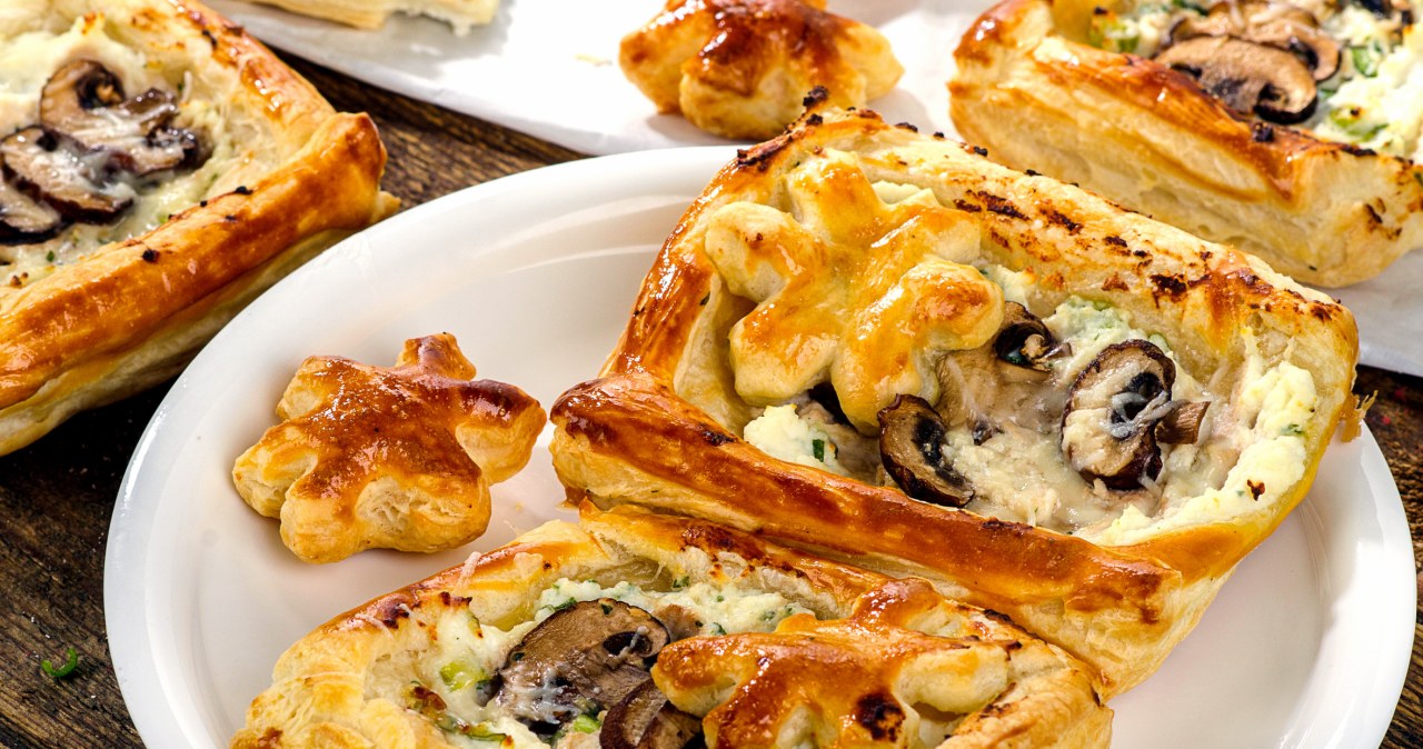Puff pastry with mushrooms and blue cheese. The simplest warm snack for New Year's Eve