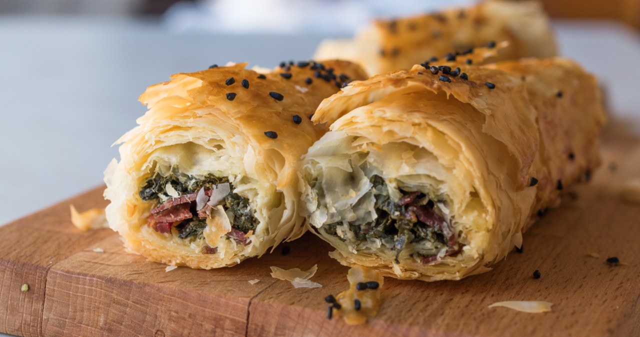 Puff pastry with spinach and salami. A simple and filling party snack