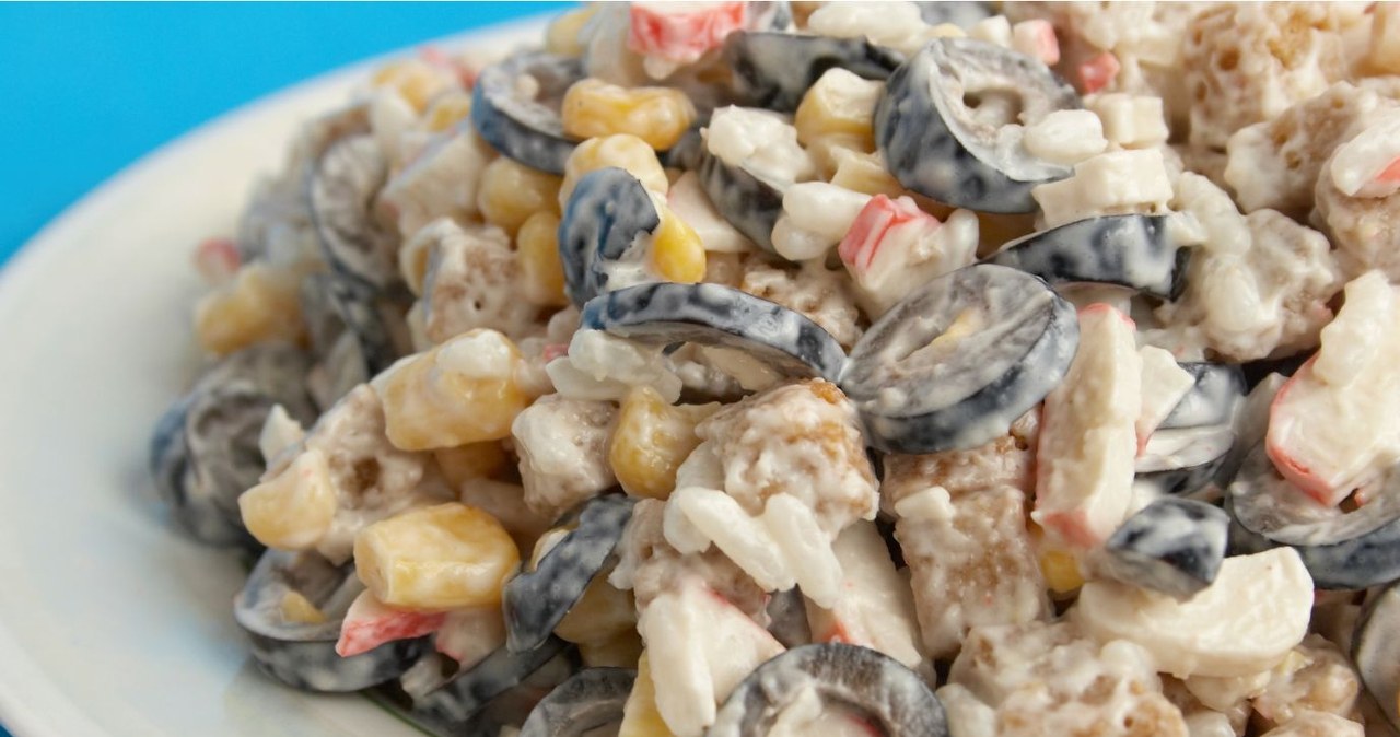 Simple salad with tuna and olives. Serve it to your guests on New Year's Eve and they will be delighted