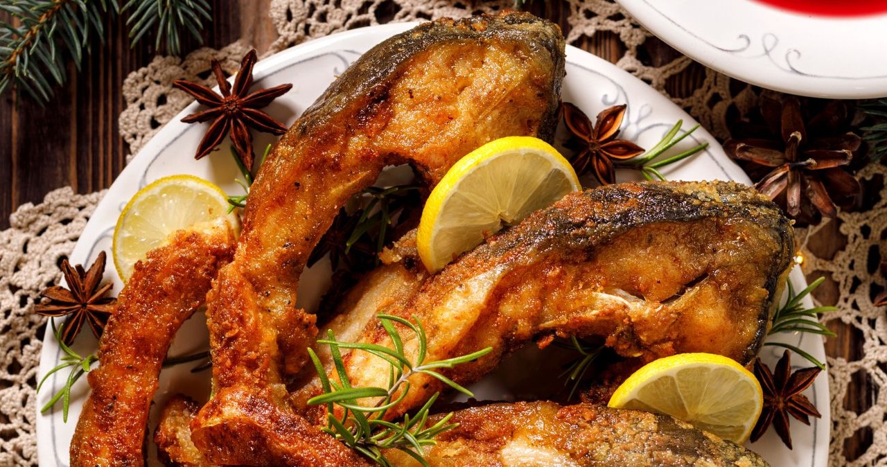 Filleting and removing bones from carp. No guest will have a problem with fish on Christmas Eve