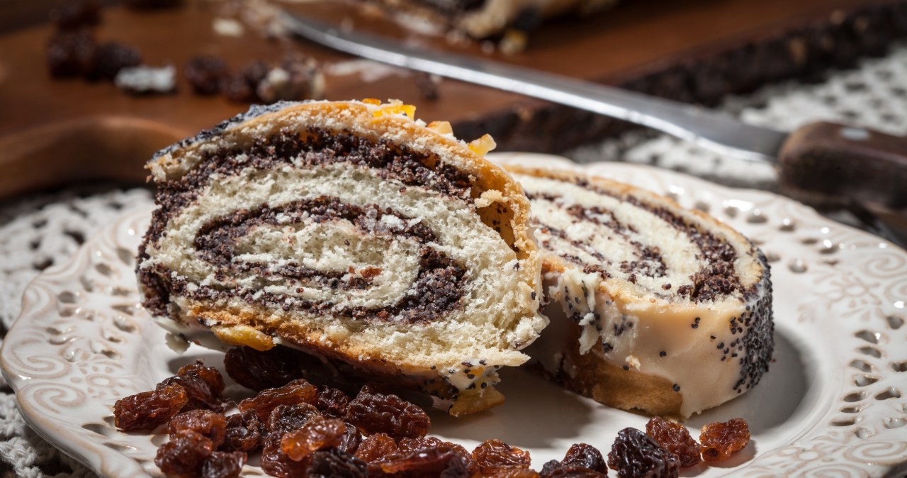 Traditional poppy seed roulade with dried fruit. Bake it for Christmas
