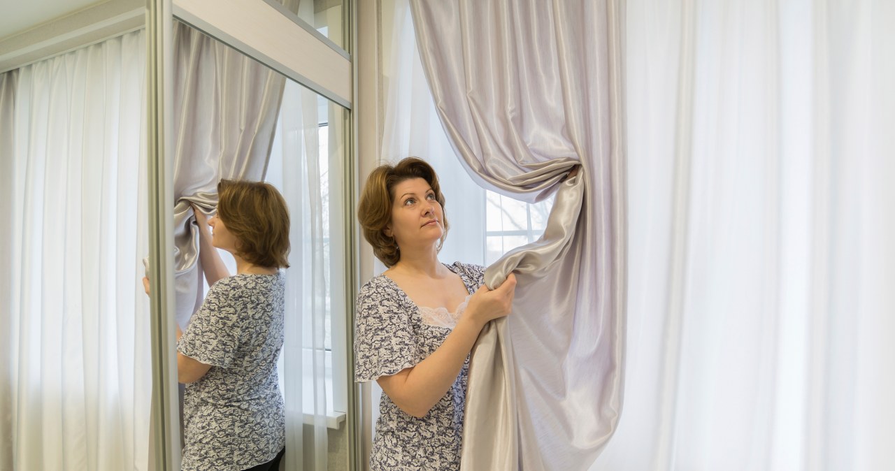 This way you can refresh your curtains in less than fifteen minutes. They will smell like new