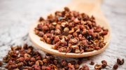 Pepper that tastes of citrus, wood and flowers. It supports circulation and has anti-inflammatory properties