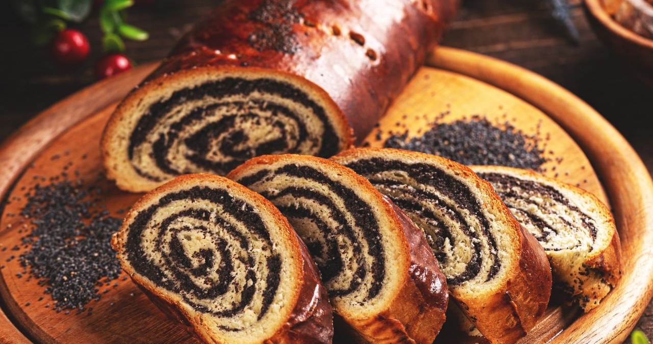 My Christmas poppy seed cake never breaks. It is perfectly risen and well baked