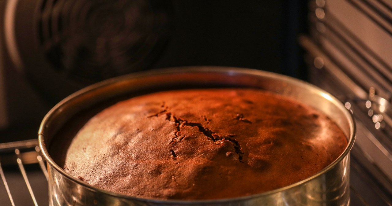 How to remove the cake from the pan without it falling apart? The pastry chef's trick always works