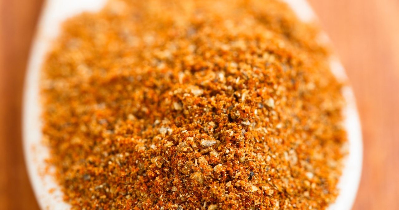 An aromatic spice that helps with digestion and cleanses the liver and kidneys. Best for fish and meat