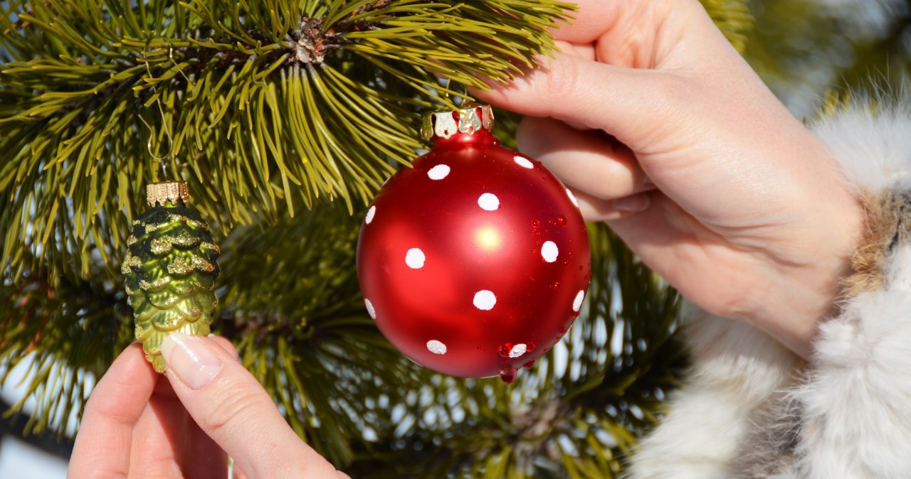 Don't have any Christmas bauble hangers? Instead of nitpicking, do this