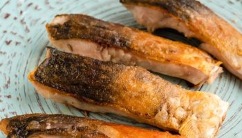 Mom always removes fish bones this way. It's so simple it's funny