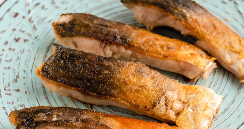 Mom always removes fish bones this way. It's so simple it's funny