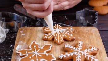Recipe for a simple homemade frosting. Velvety and shiny, it will work even for a novice housewife