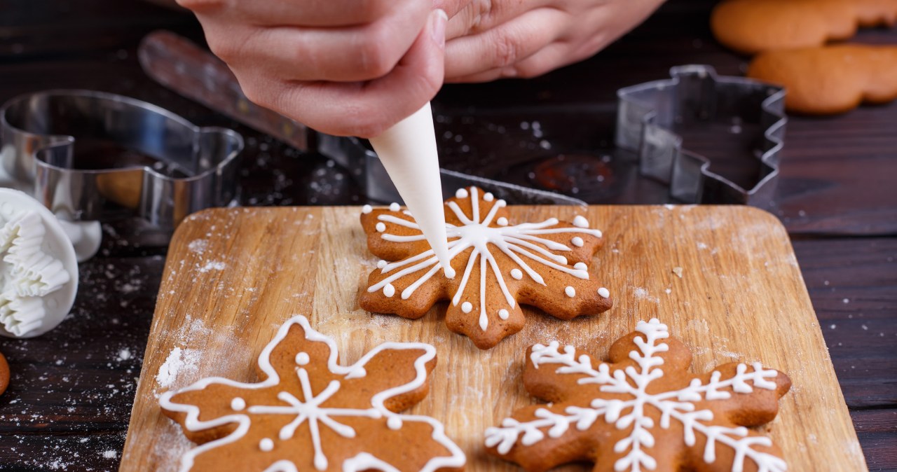 Recipe for a simple homemade frosting. Velvety and shiny, it will work even for a novice housewife
