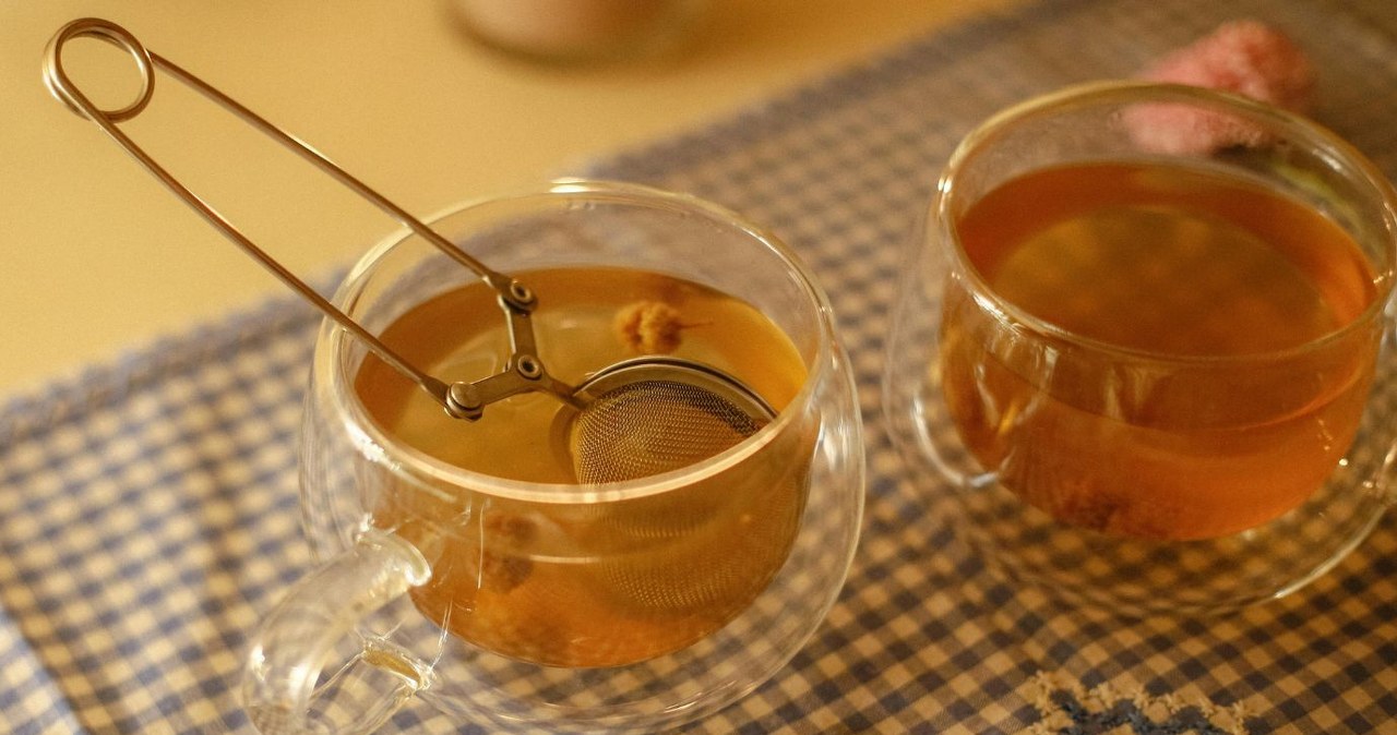 It is better for overeating, flatulence and indigestion than mint and chamomile. The intestines start working faster