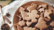 Make these Christmas gingerbread cookies now. Thanks to 6 steps, they will come out perfect