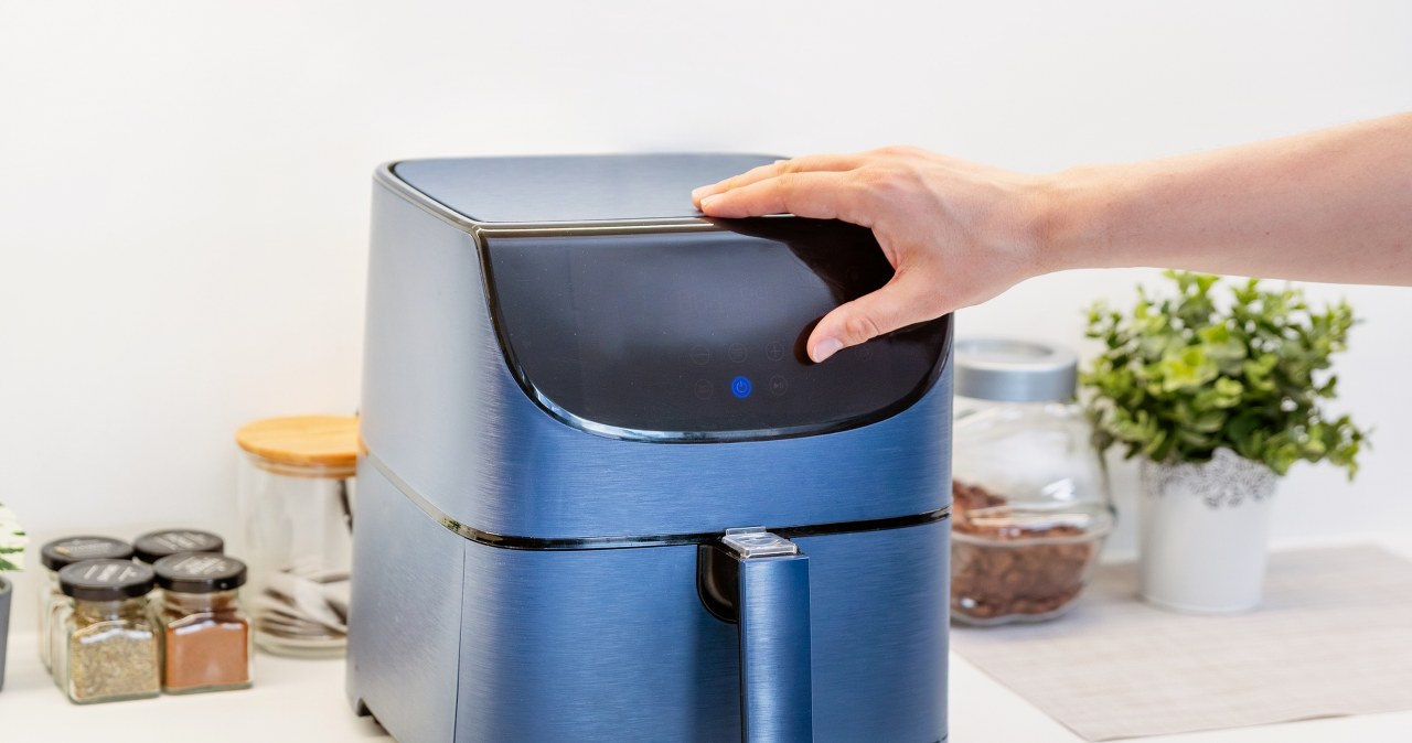 This is how you can clean even the most run-down airfryer. 10 minutes and no scrubbing