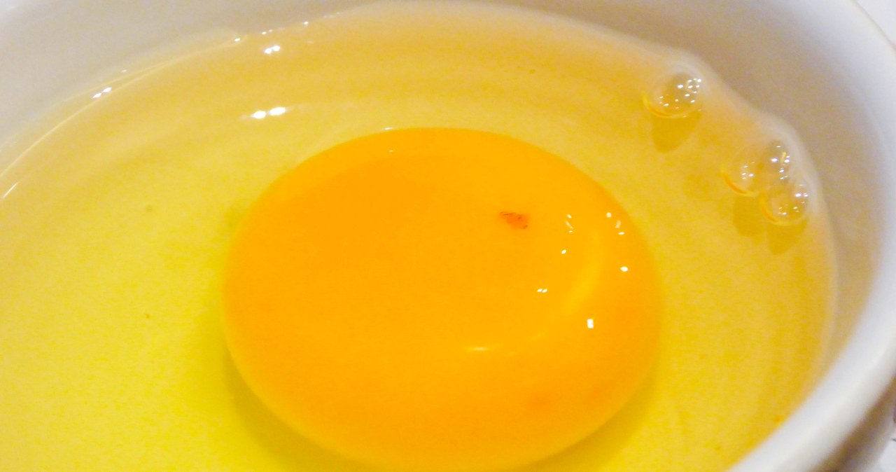 Red spot on the egg. Few people know whether it is suitable for eating or cooking
