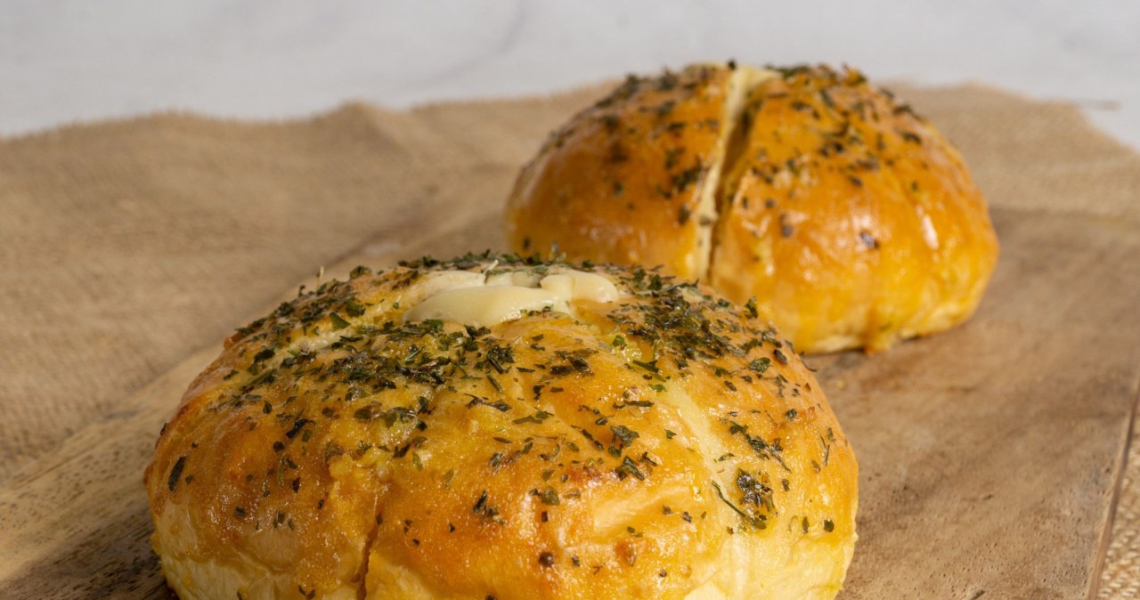 A delicious oven-baked snack. Recipe for Korean garlic rolls