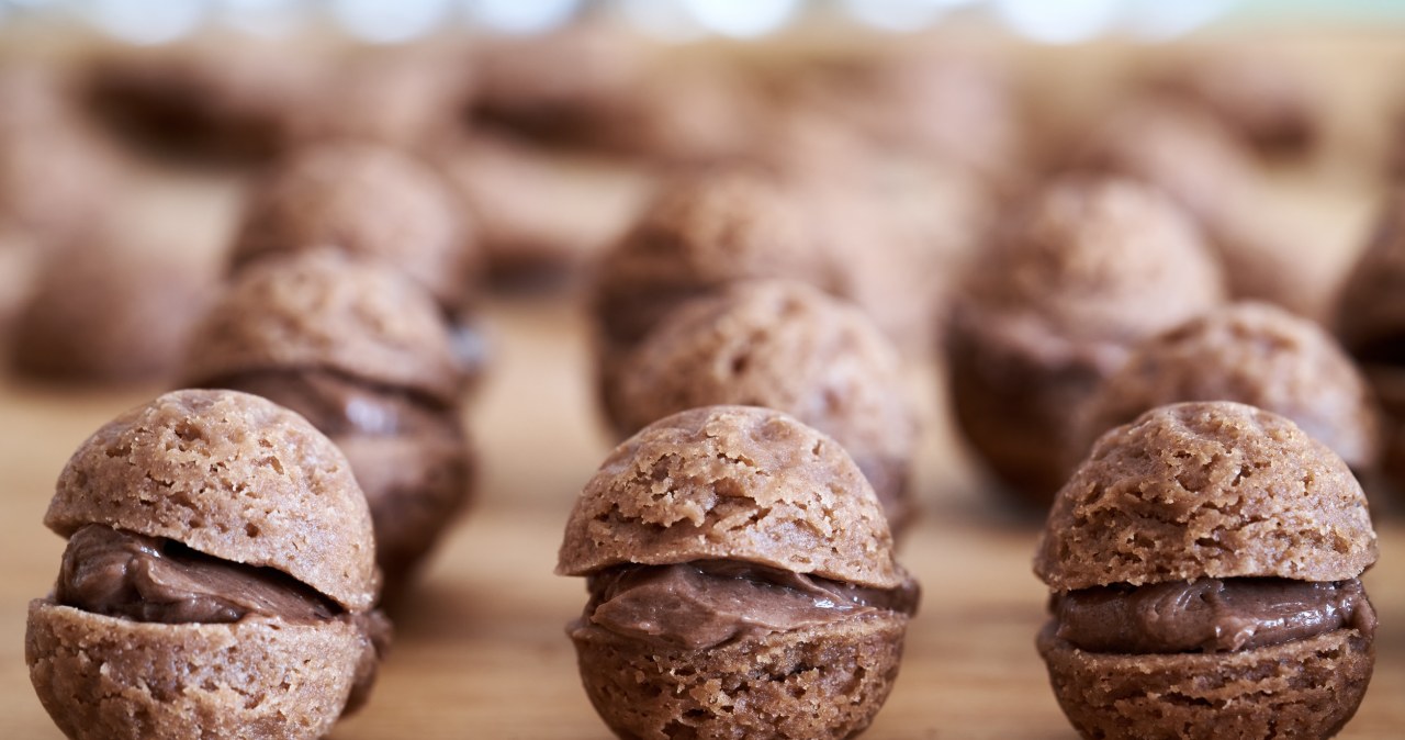 Shortcrust pastry and velvety cream are a perfect duo. I will make the peanuts before Christmas