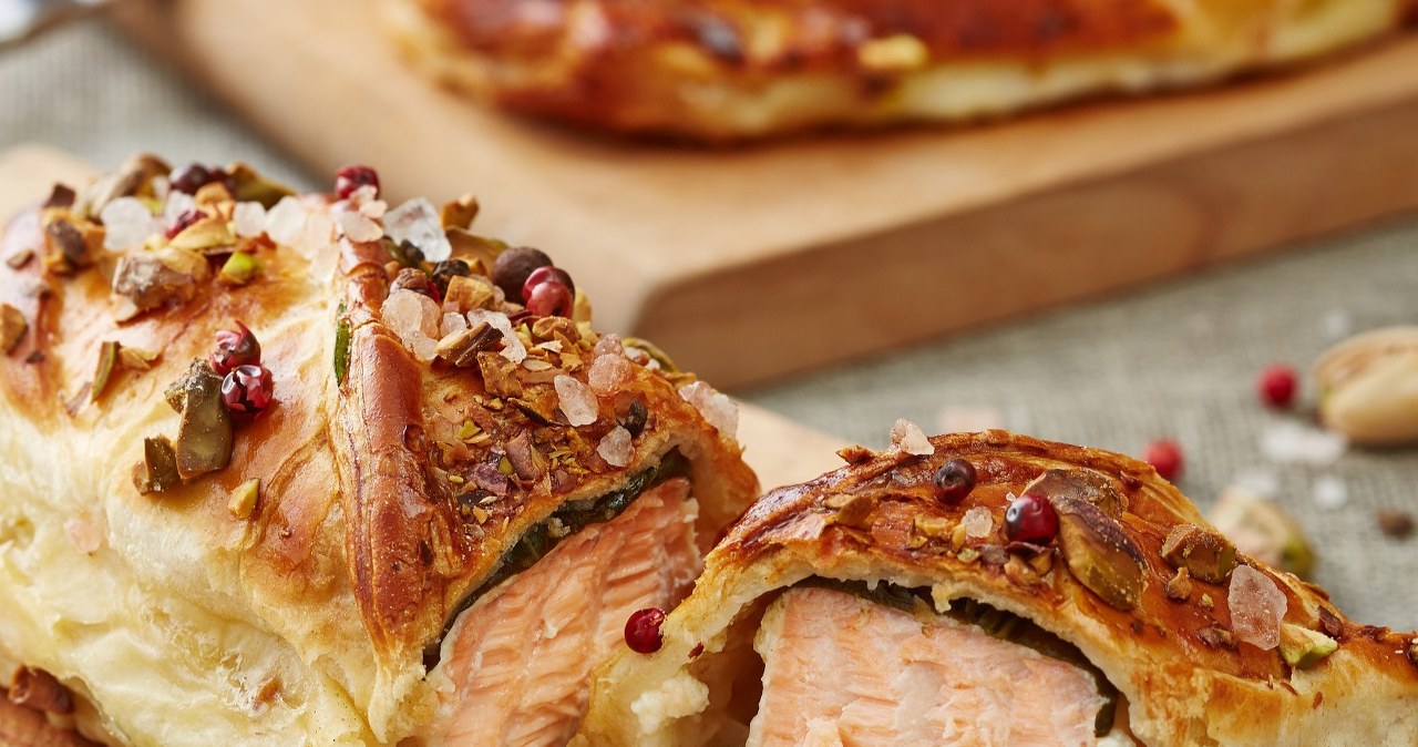Salmon prepared in this way disappears in a few moments. Wrapped in puff pastry, it tastes amazing