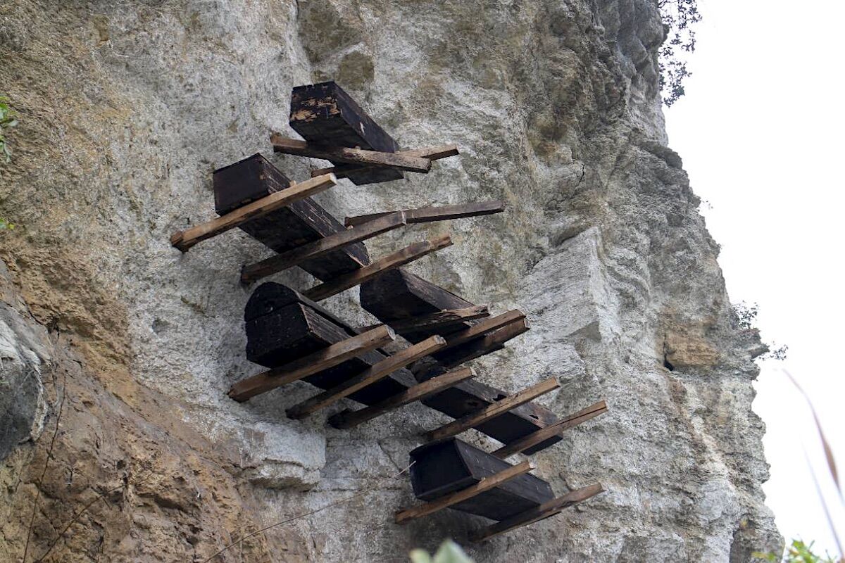 People of “suspended coffins” in China finally identified. Descendants still live there