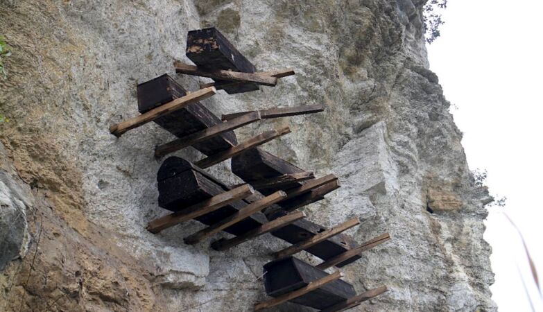 People of “suspended coffins” in China finally identified. Descendants still live there