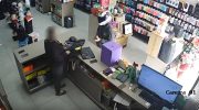 video:-funcionaria-acha-que-assalto-e-brincadeira-e-suspeito-atira-dentro-de-loja