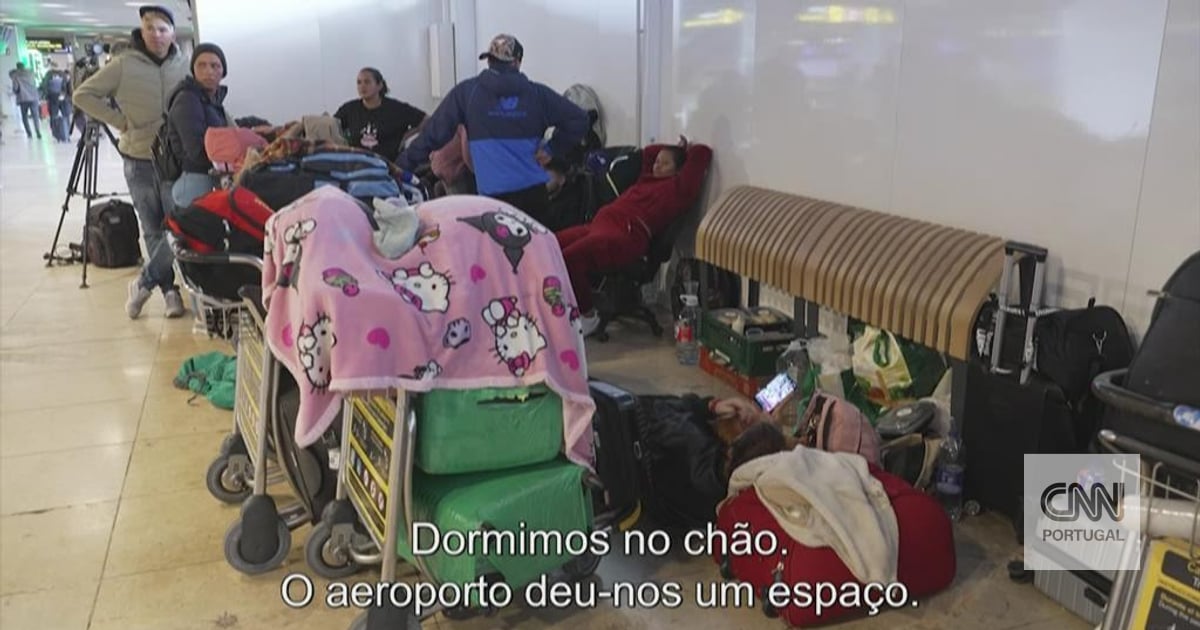 Sleeping on the floor at Madrid airport for a week: Venezuelans want to return home