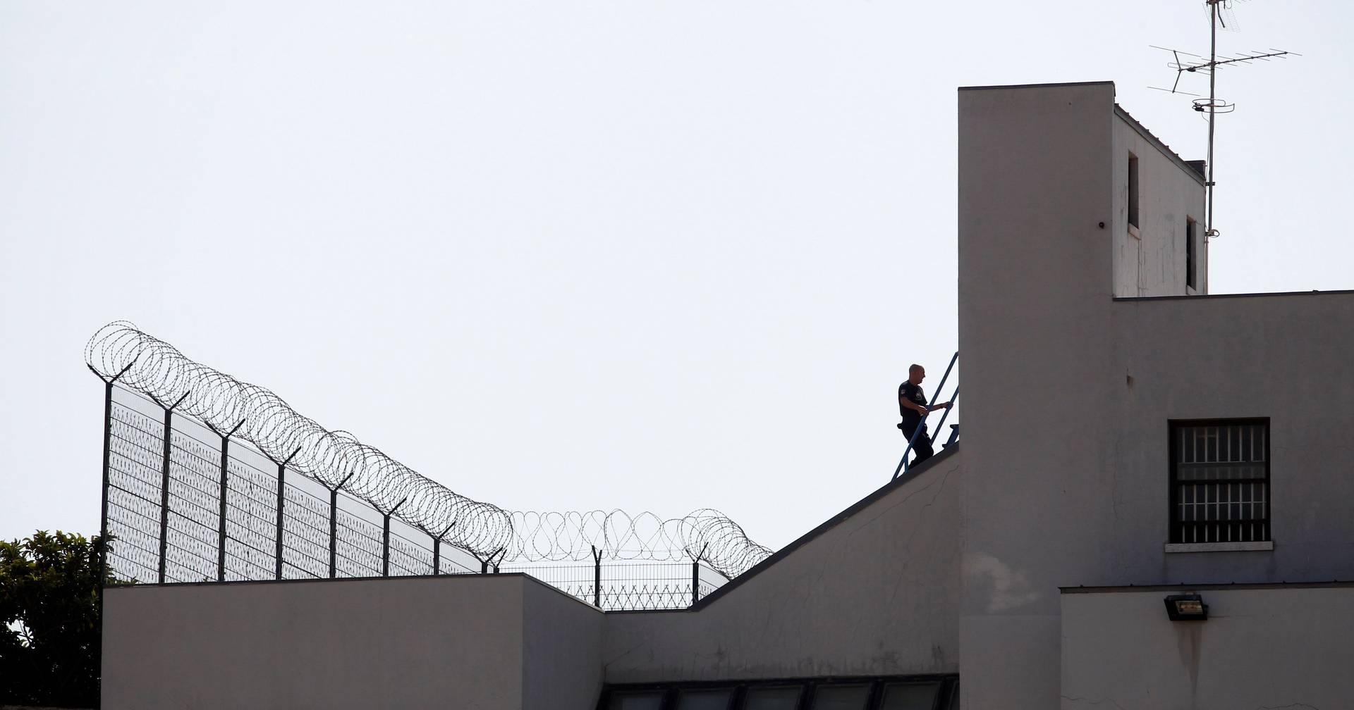 Minimum age to enter the prison guard career decreases to 18 and increases to 35