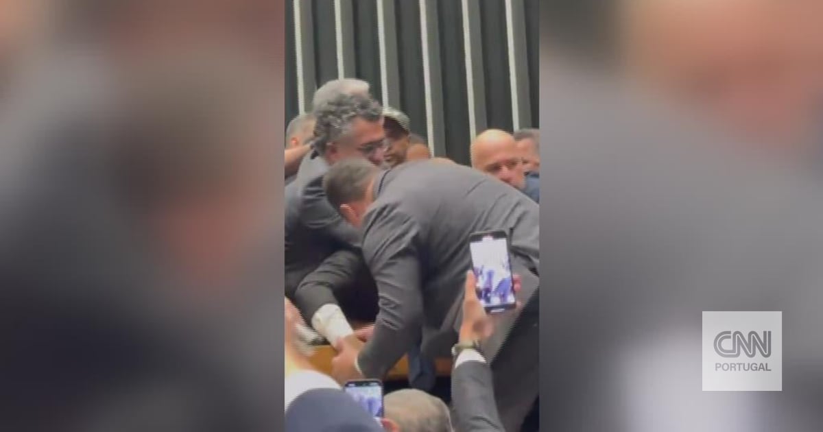 Brazilian deputy forcibly removed after occupying the presidency of the Chamber of Deputies in protest