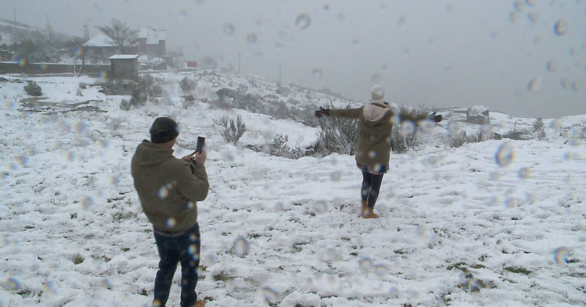 Snowfall closes access to Serra da Estrela