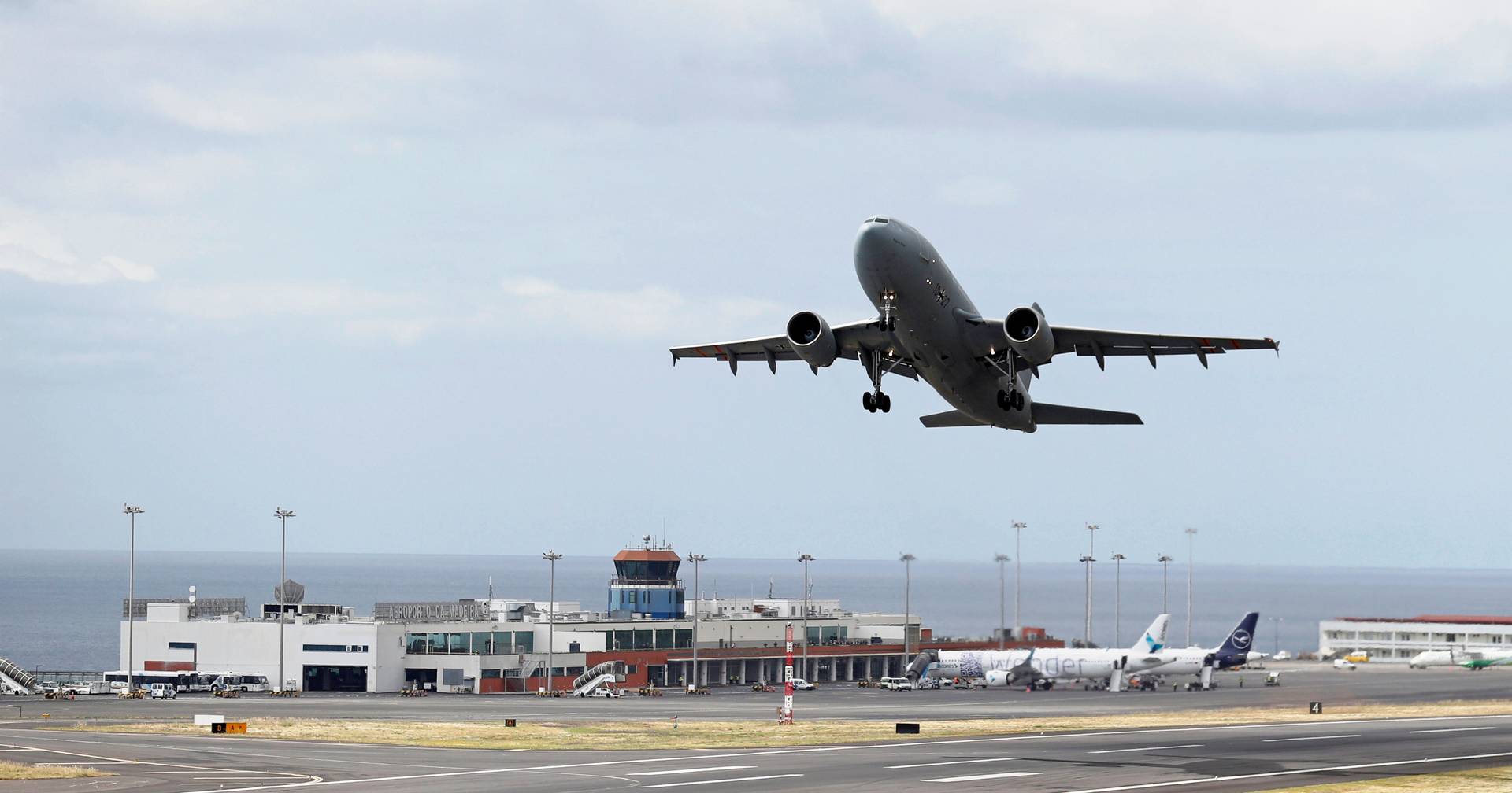 Storm forces the cancellation of dozens of flights at Madeira Airport