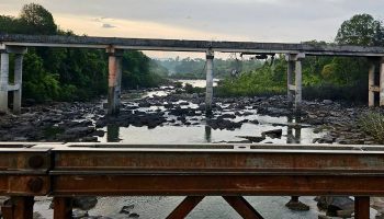 Cambodia closes borders with Thailand as fighting continues