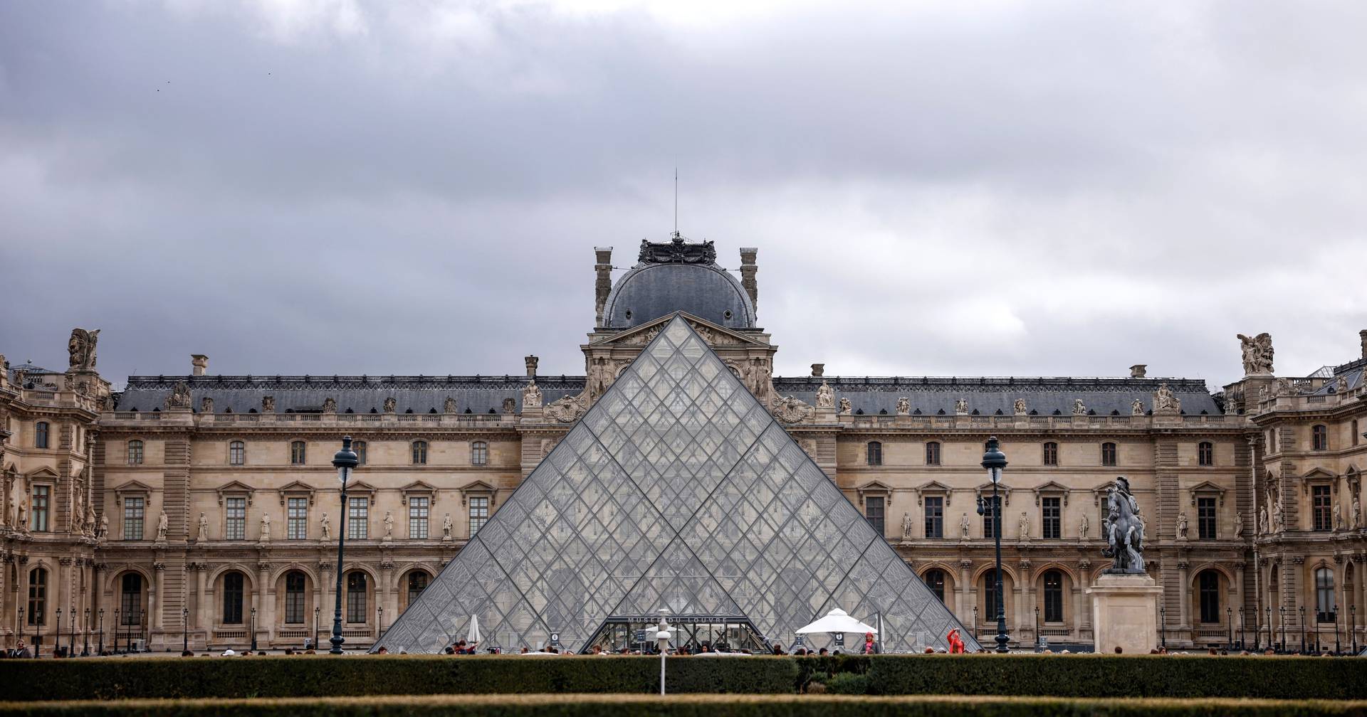 Louvre workers approve strike and close museum