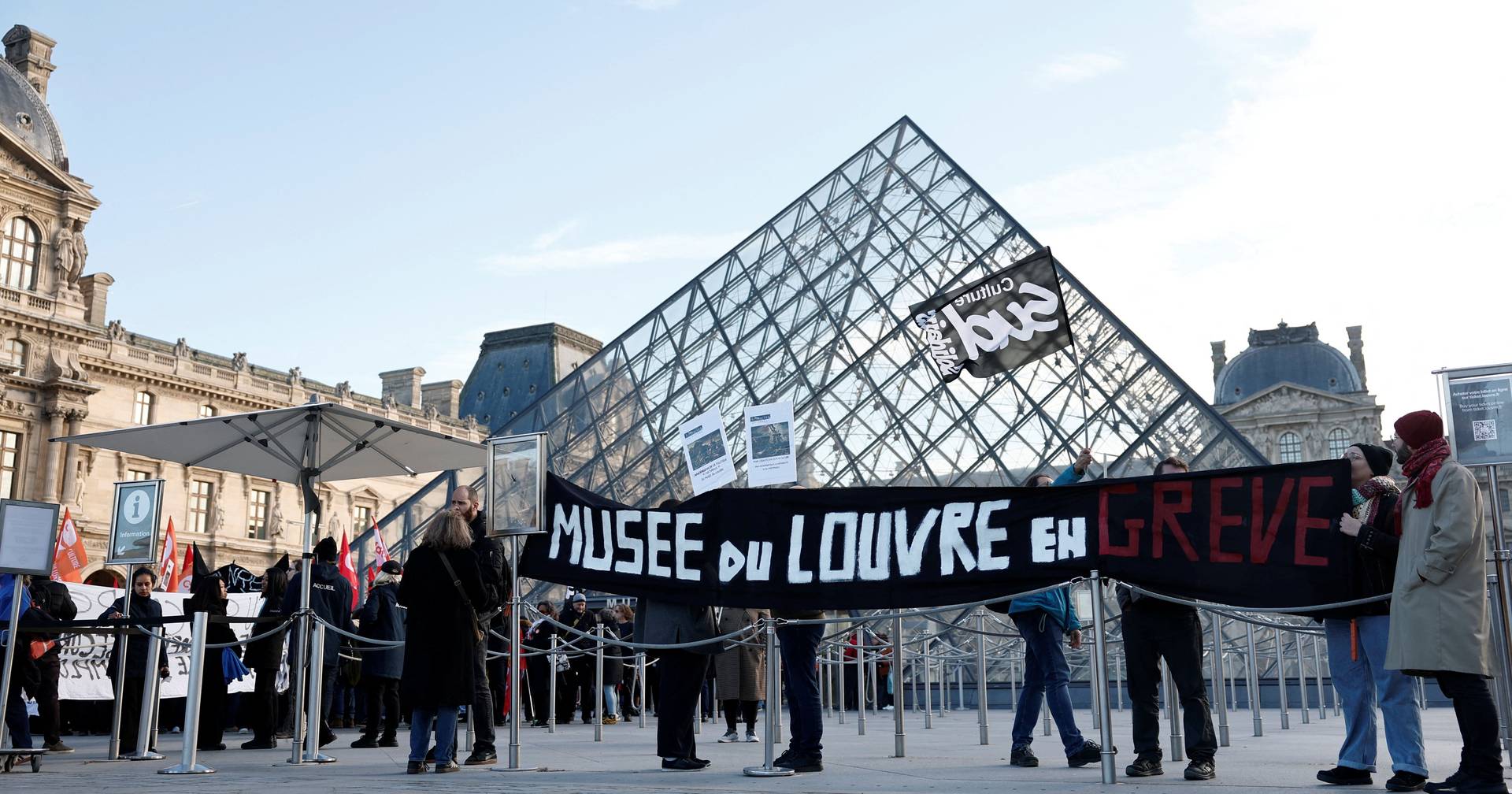 Louvre employees on indefinite strike after 'robbery of the century'