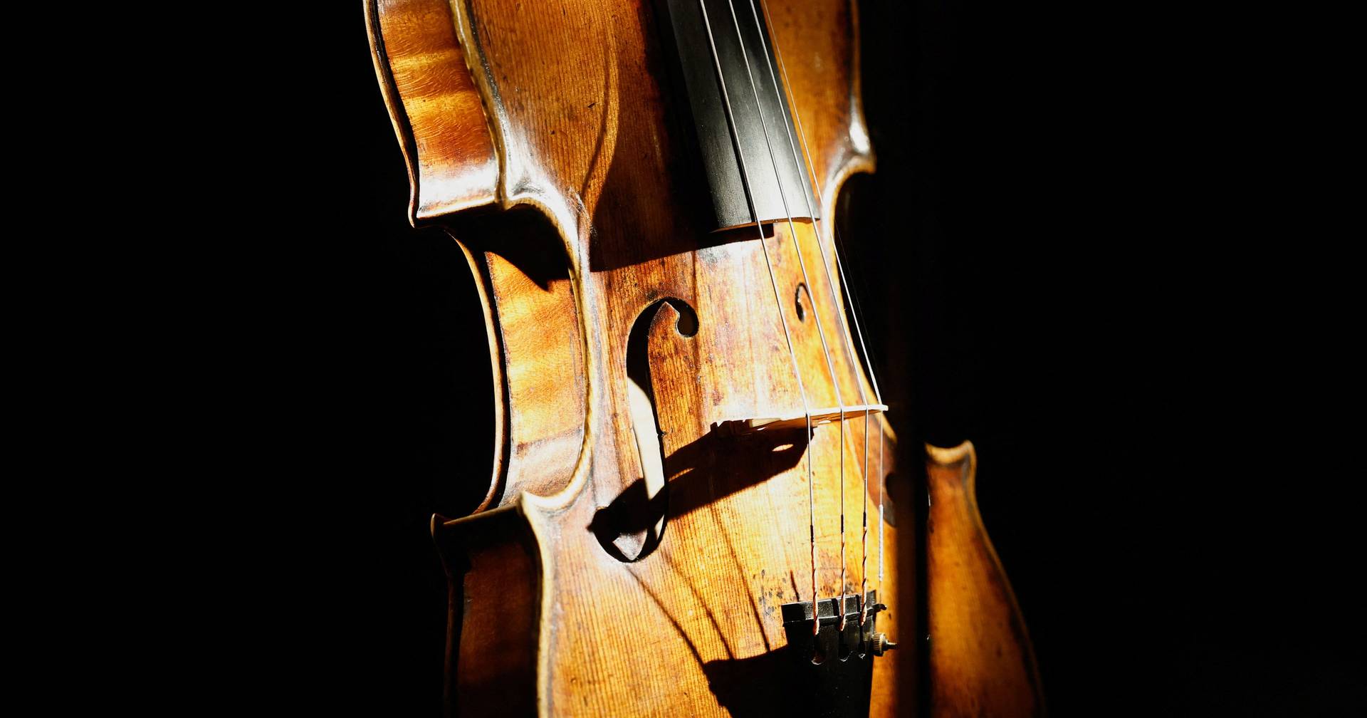 Rare "Del Gesú" violin sold at auction for 2.3 million euros in Paris