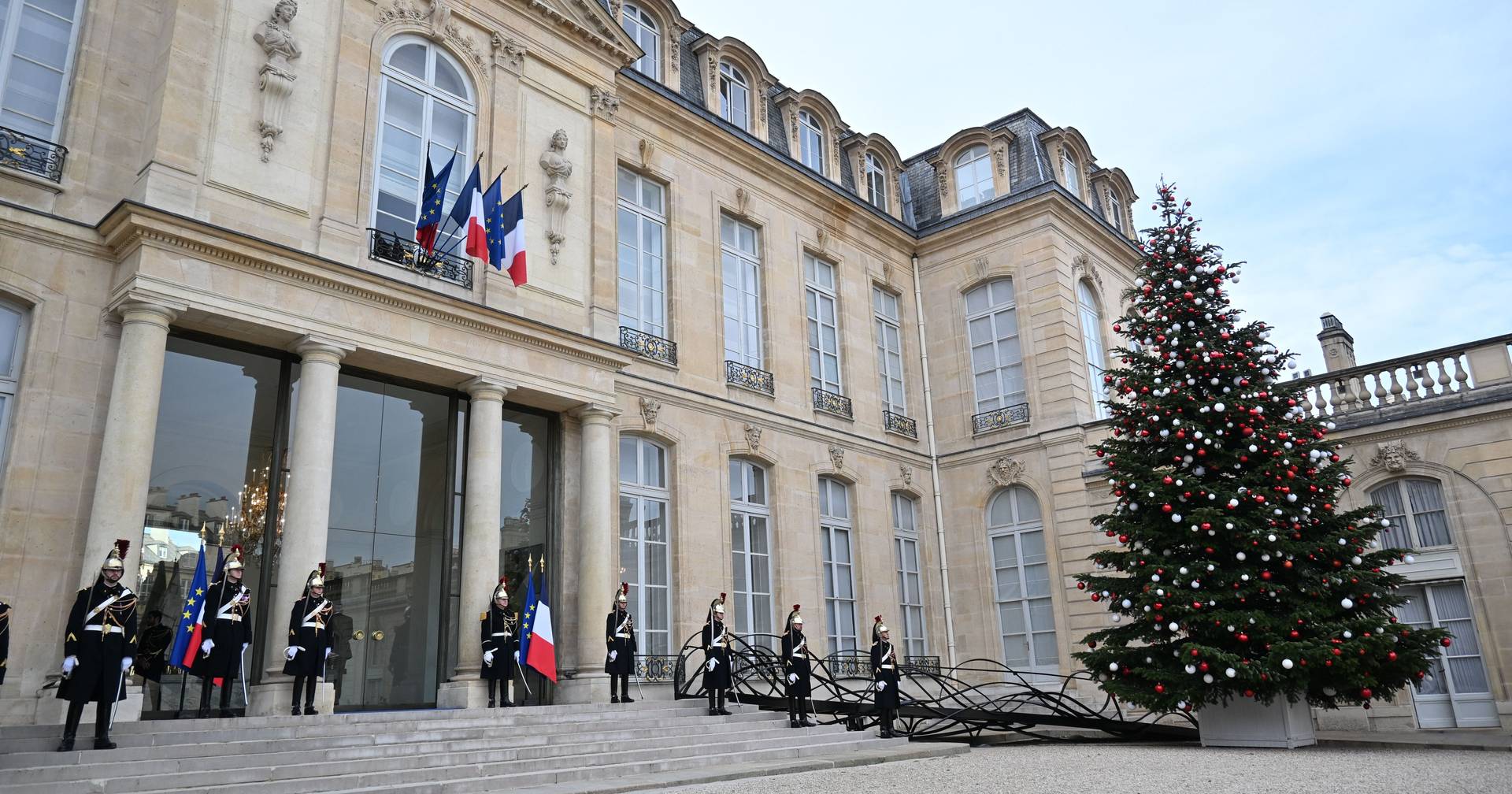 After the Louvre, another scandal: Elysee Palace employee arrested for stealing valuable pieces and selling them on Vinted