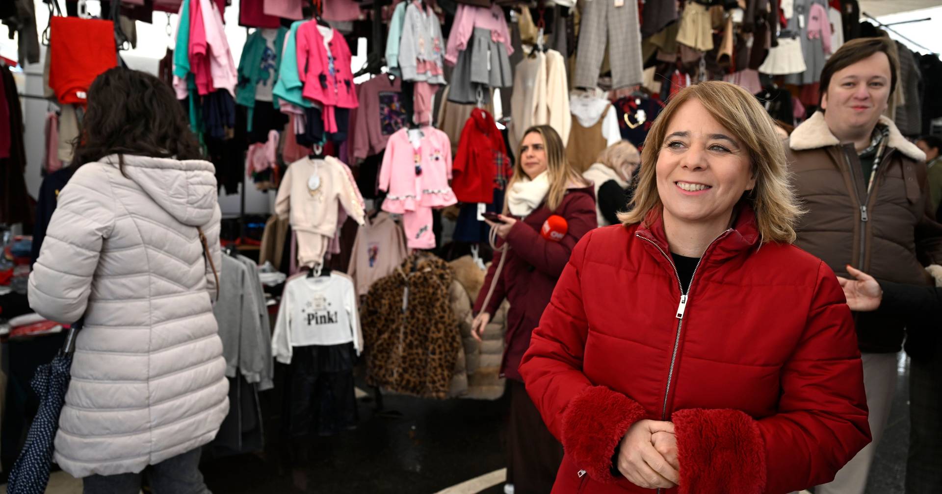 Presidential candidates maintain an agenda during Christmas week with criticisms and proposals