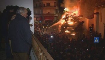 "The flame of tradition" remains burning: the largest tree in the country is already burning