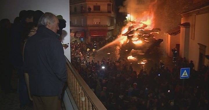 "The flame of tradition" remains burning: the largest tree in the country is already burning