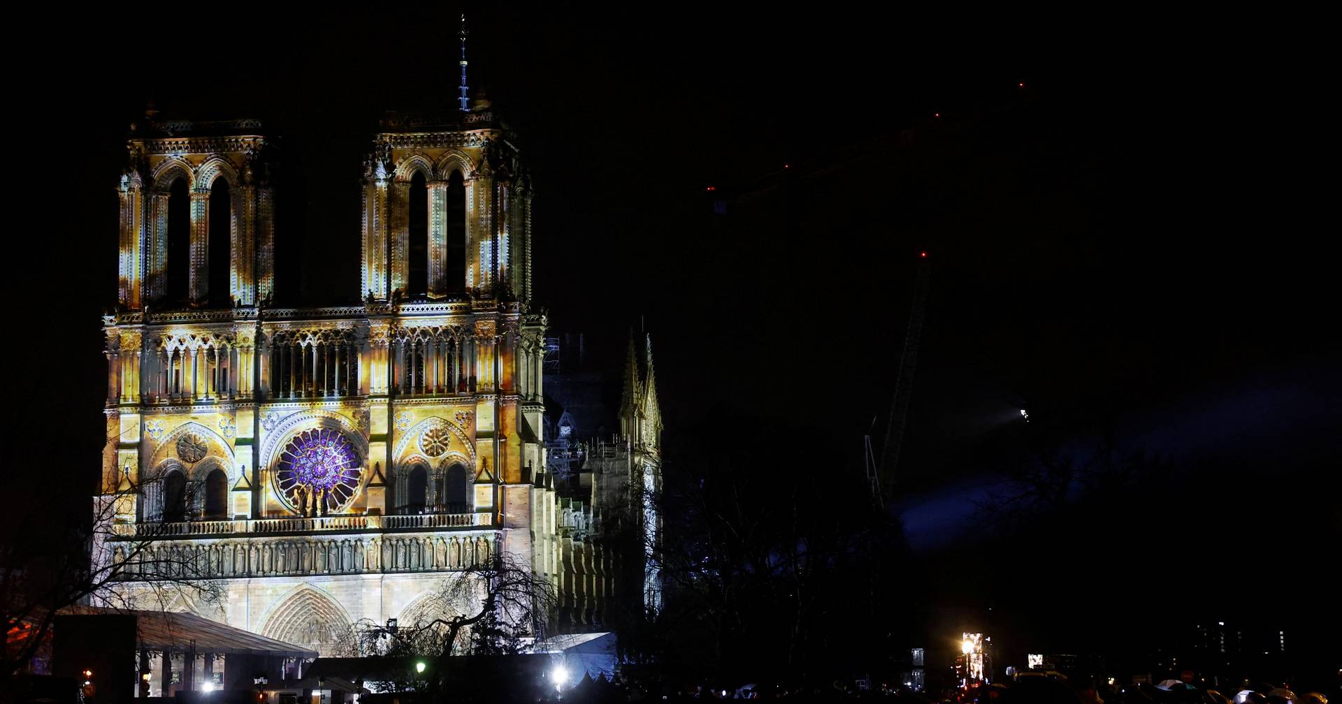 Christmas around the world: the return to Notre-Dame and a celebration on the beach