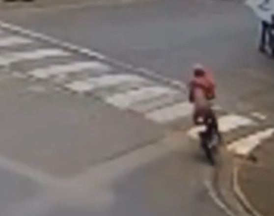 Motorcycle explodes and young man is thrown while escaping from the police; watch the video