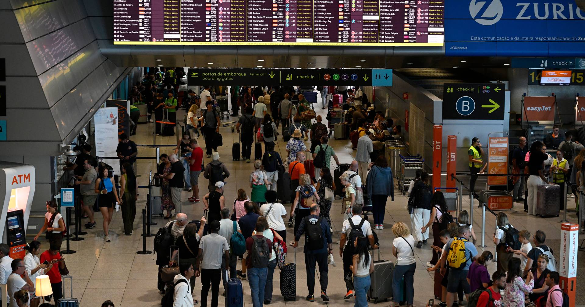 Chaos at Lisbon airport: thousands of passengers wait for hours at passport control